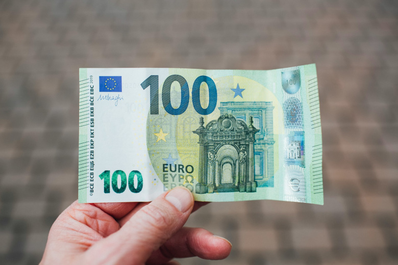Alternativen zur Sterbegeldversicherung Eine Hand hält einen 100 € Schein