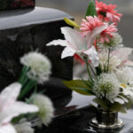 Grabschmuck für das Urnengrab: Wie Sie würdevoll & platzsparend dekorieren