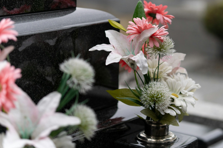 Grabschmuck für das Urnengrab: Wie Sie würdevoll & platzsparend dekorieren