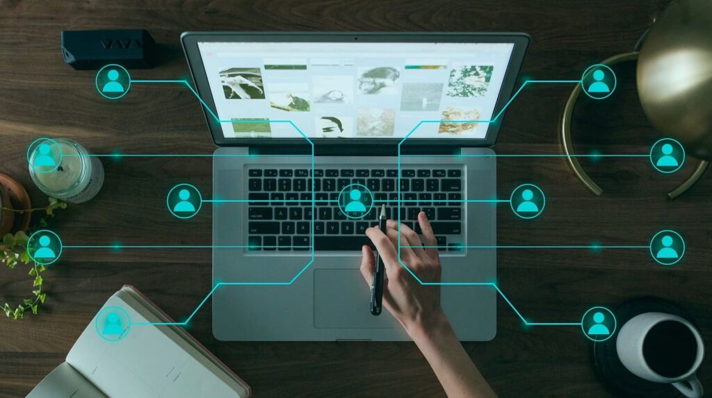 Laptop mit vielen Personen-Icons: Symbol für umfassenden digitalen Nachlass