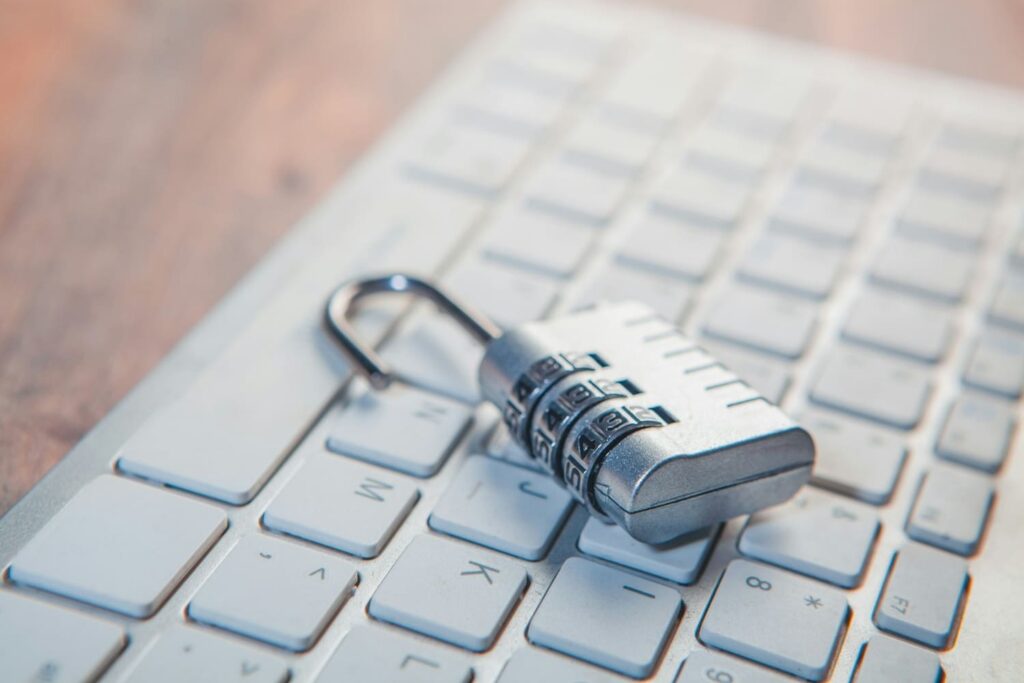 Zahlenschloss auf PC-Tastatur: Symbol für sichere Datenverwaltung für den digitalen Nachlass
